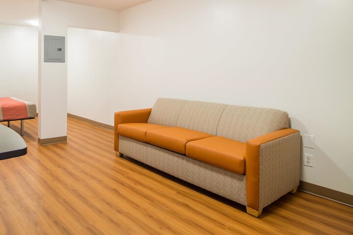 1 Queen Bed Kitchen (8 of 14)
