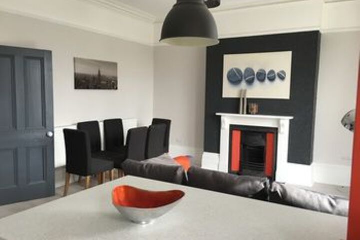 Lounge 22 of 28