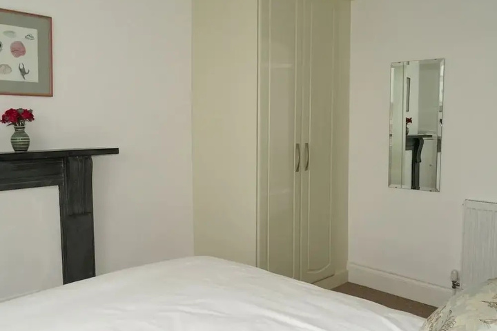 Room 5 of 9