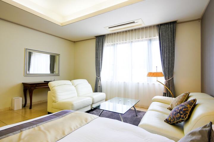 Room 10 of 27