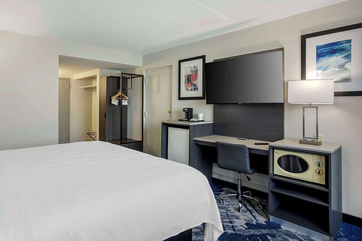 1 King Bed Microwave and Refrigerator WiFi Full Breakfast (5 of 16)
