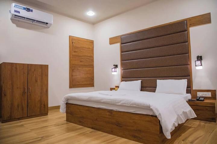 Room 5 of 9