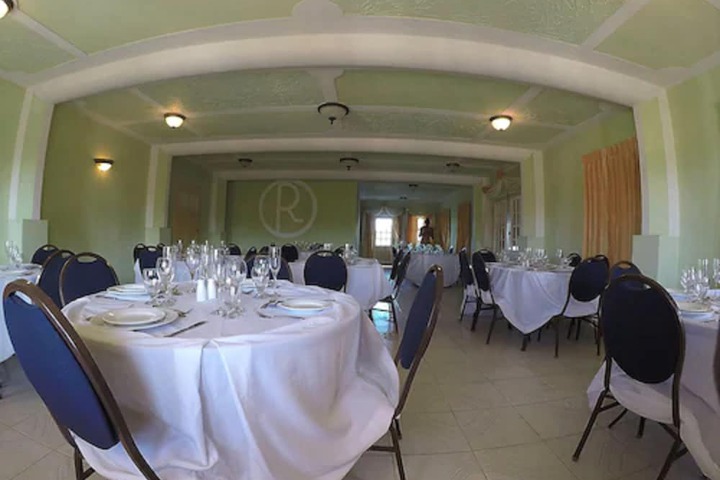 Dining 11 of 17