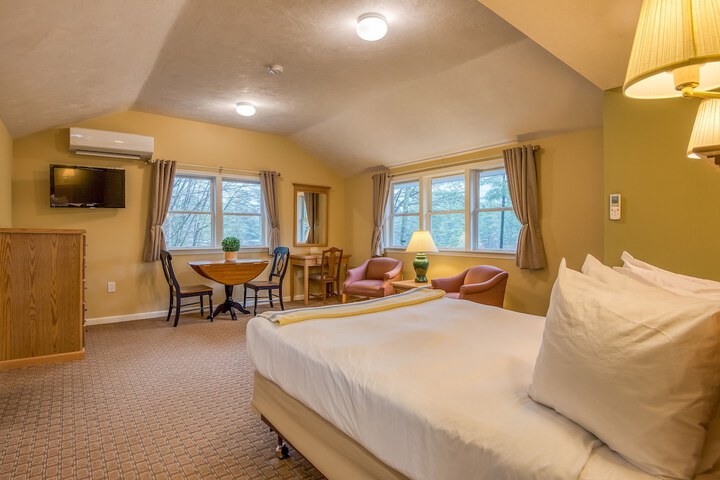Slope Queen Bed with View (73 of 100)