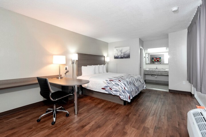 Deluxe King Room (12 of 24)