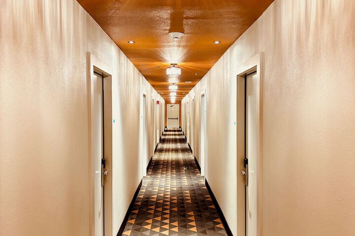 Ballroom/Hall 17 of 21