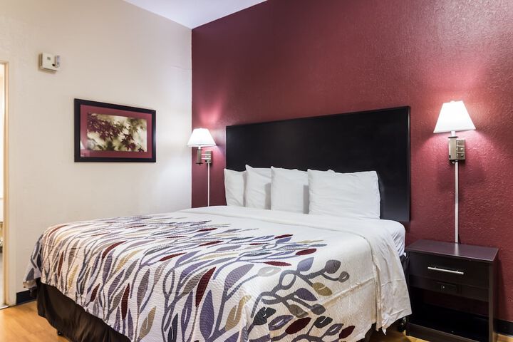 Deluxe King Bed Accessible (4 of 9)