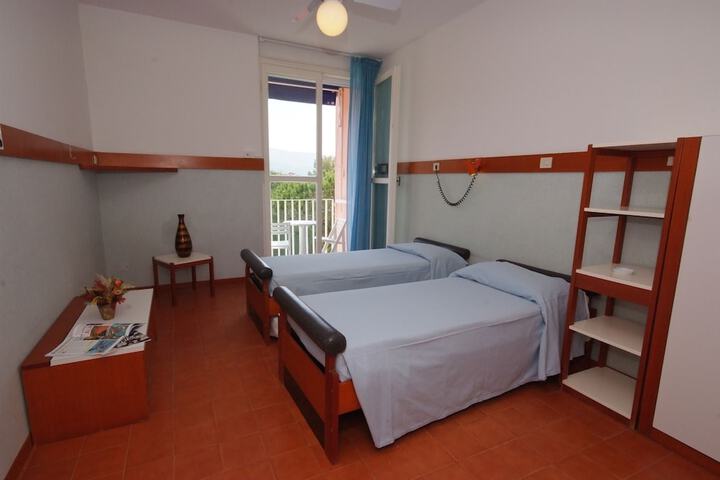 Room 8 of 33