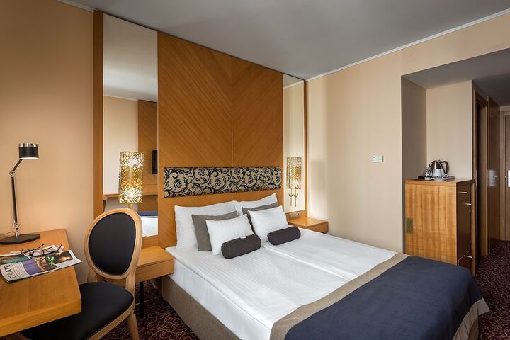 Room 10 of 62