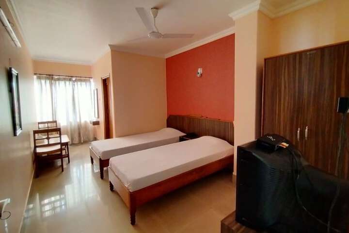 Room 9 of 12