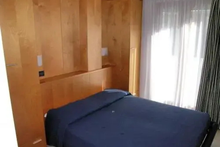Room 2 of 7