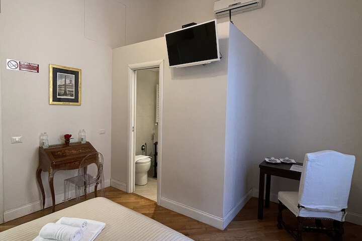 Room 11 of 32