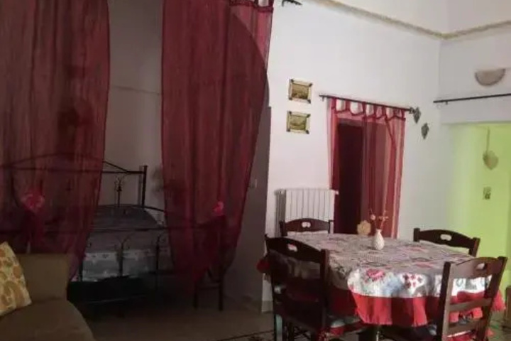 Room 4 of 8