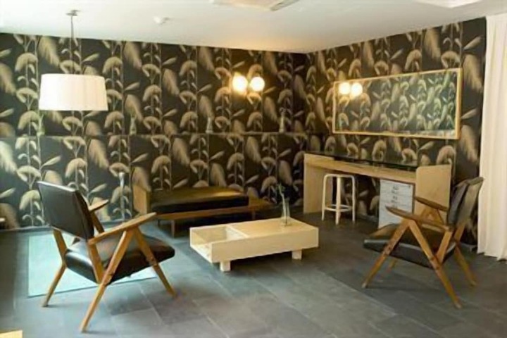 Lounge 18 of 21