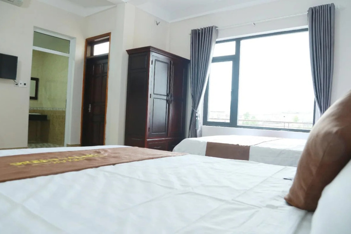Room 4 of 8