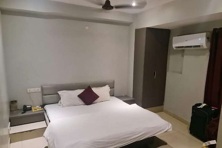 Room 4 of 17