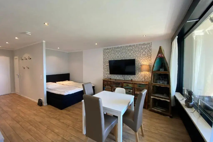 Room 2 of 10