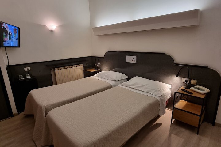 Room 26 of 103