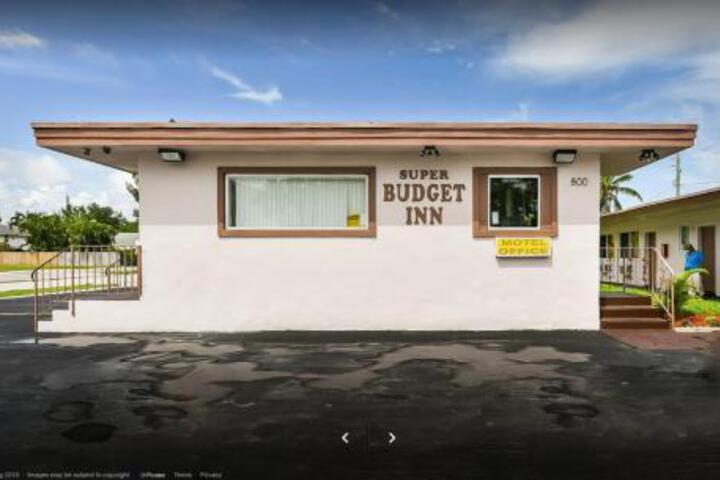 Exterior of Super Budget Inn
