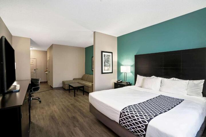 1 King Bed Executive Room (2 of 15)