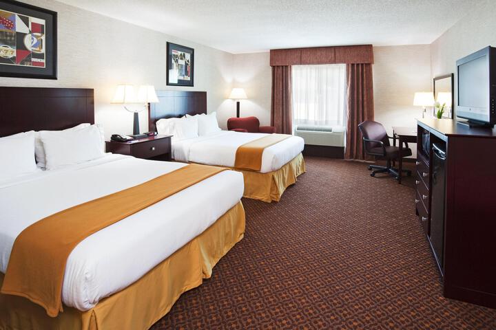 2 Queen Beds (1 of 3)