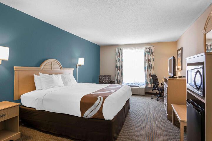 1 King Bed (2 of 18)