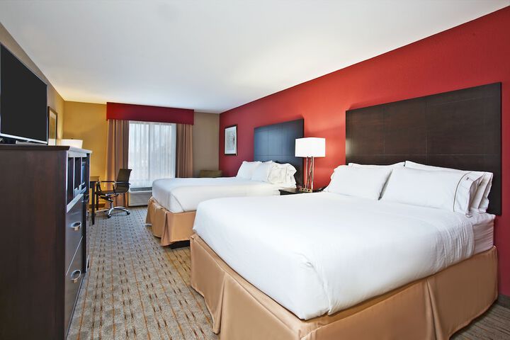 2 Queen Beds (5 of 7)
