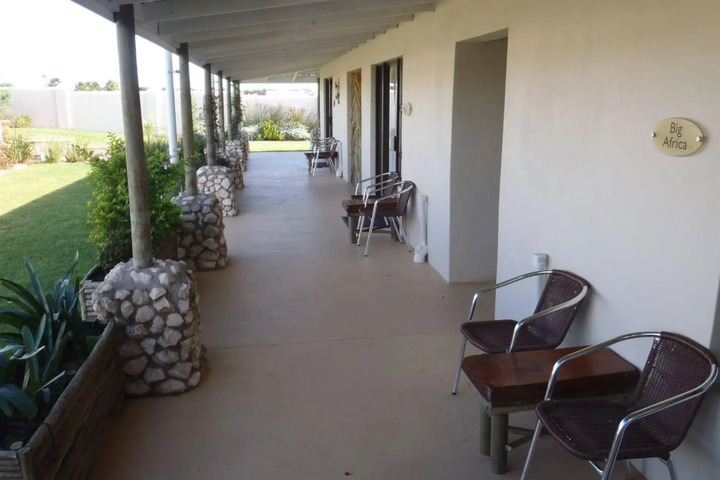 THE WACKY BUSH LODGE