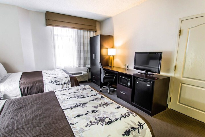 1 Queen Bed (2 of 14)