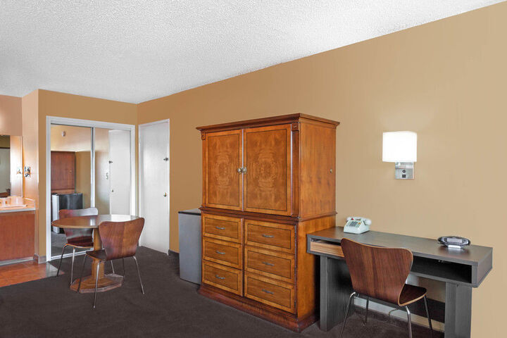 Room 32 of 38