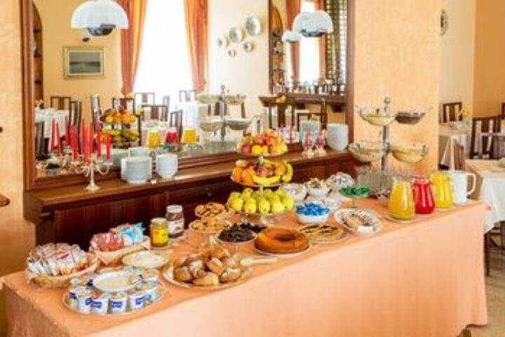 Breakfast/Coffee Service 9 of 33