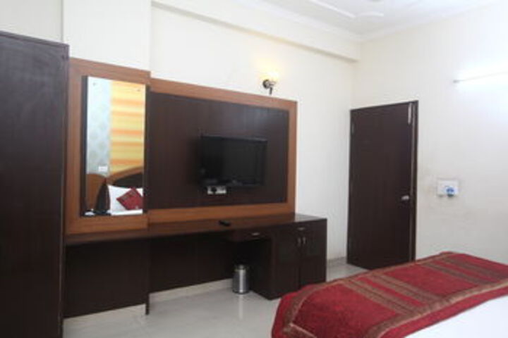 Room 12 of 24