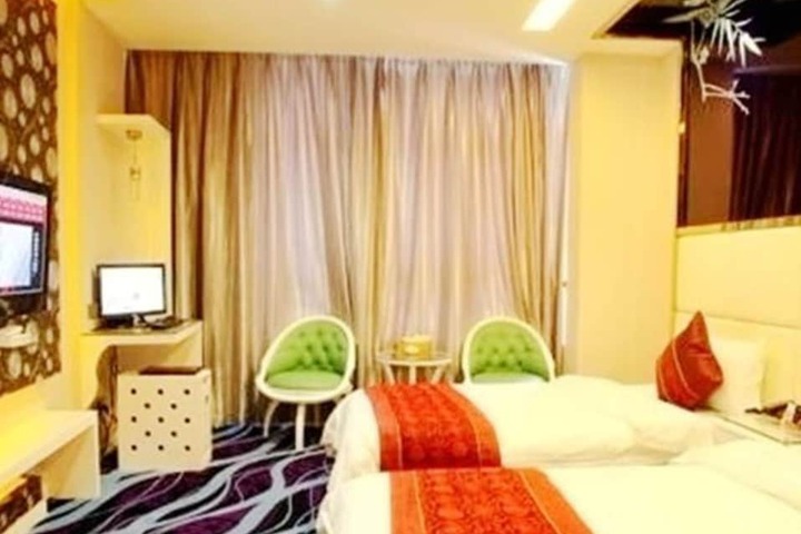 Room 4 of 18
