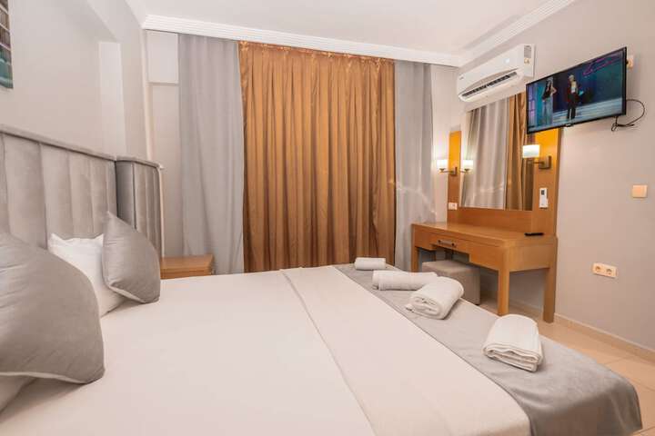 Room 17 of 28