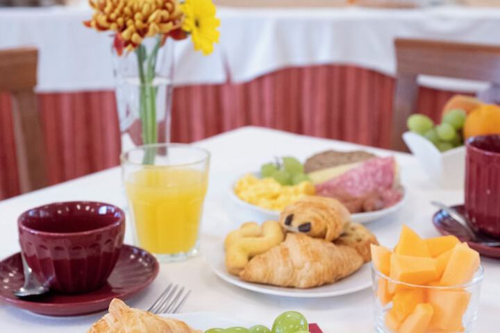 Breakfast/Coffee Service 60 of 77