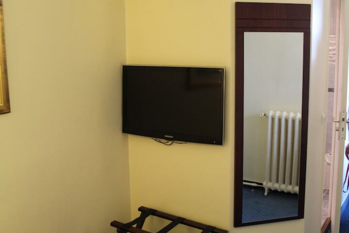 Room 9 of 65