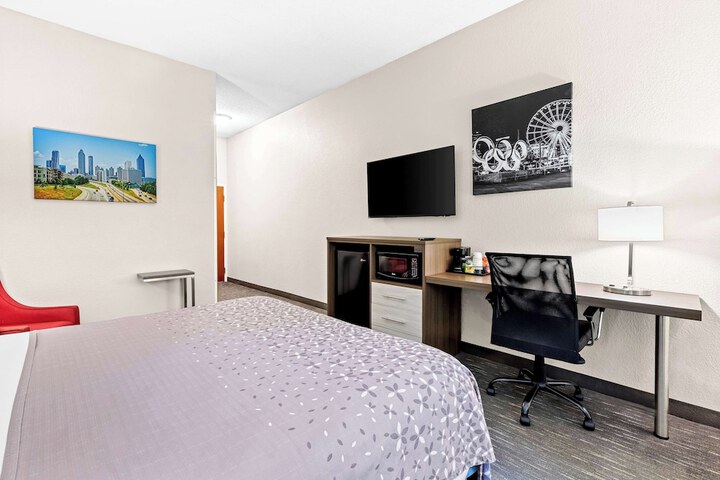 1 King Bed Microwave and Refrigerator WiFi Full Breakfast (10 of 17)