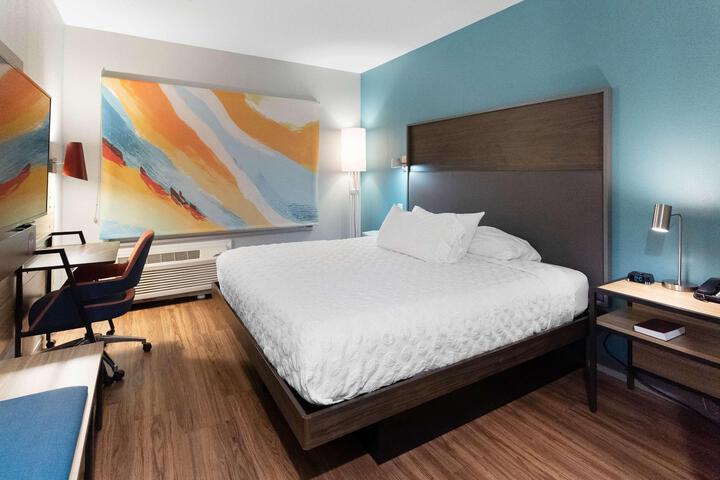 1 King Bed (4 of 13)