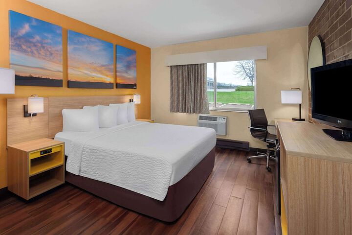 1 Queen Bed (4 of 15)