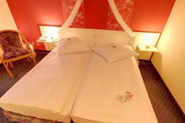 Room 4 of 33