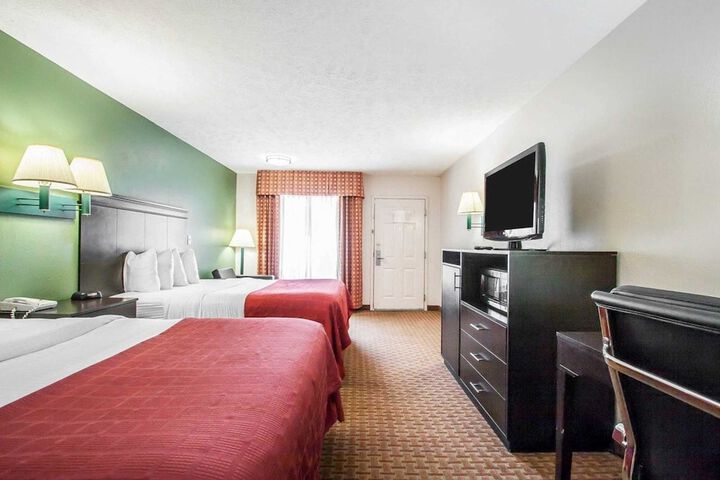 1 Queen Bed (2 of 10)