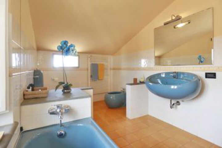 Room 3 of 32
