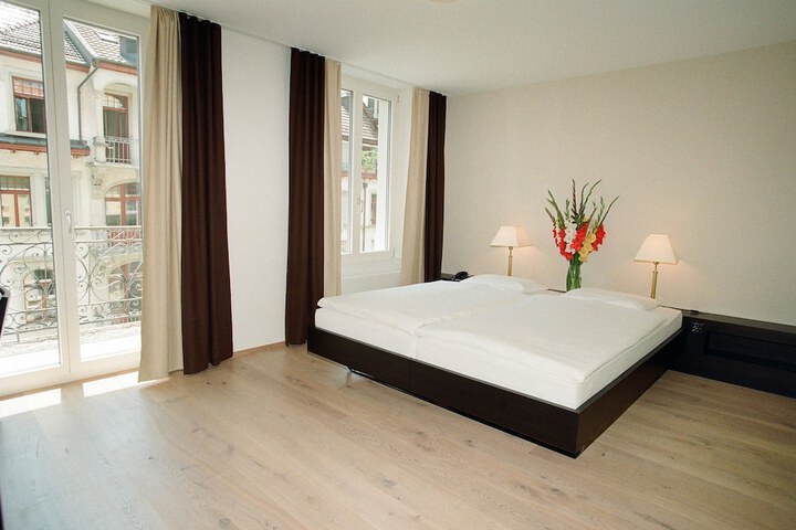 Room 5 of 103