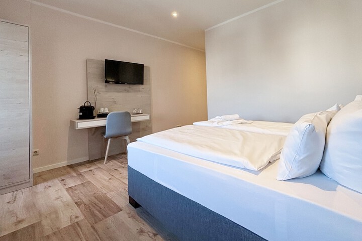 Room 6 of 28