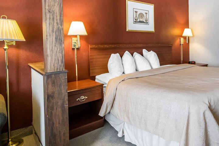 1 King Bed (5 of 6)