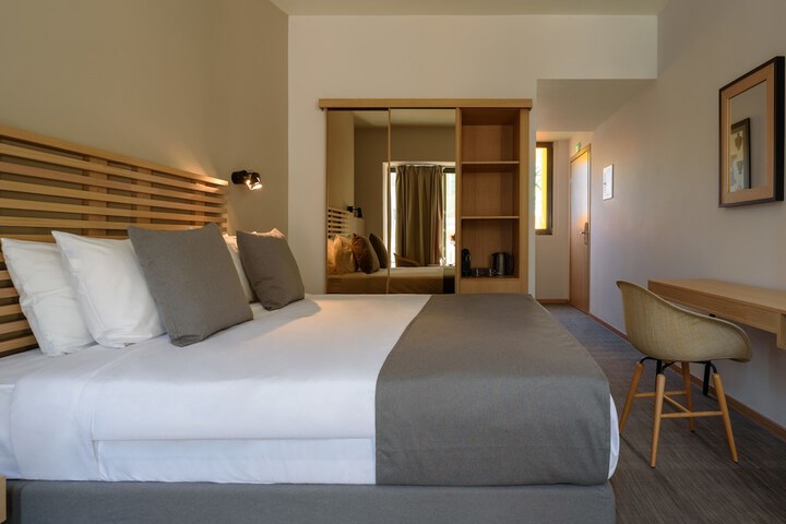 Room 28 of 97