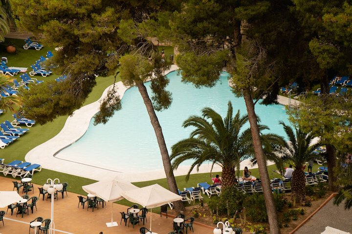 Hotel with Pool