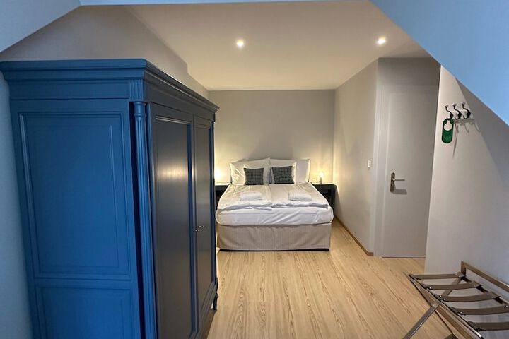 Room 7 of 42