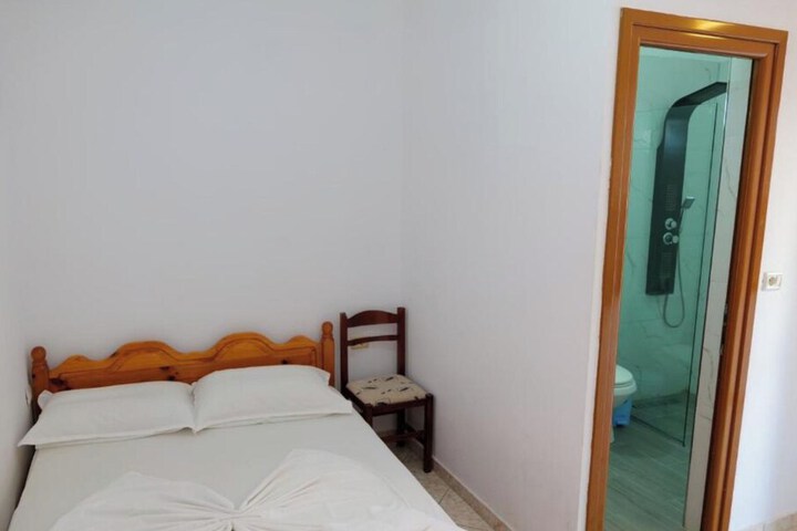 Room 7 of 32