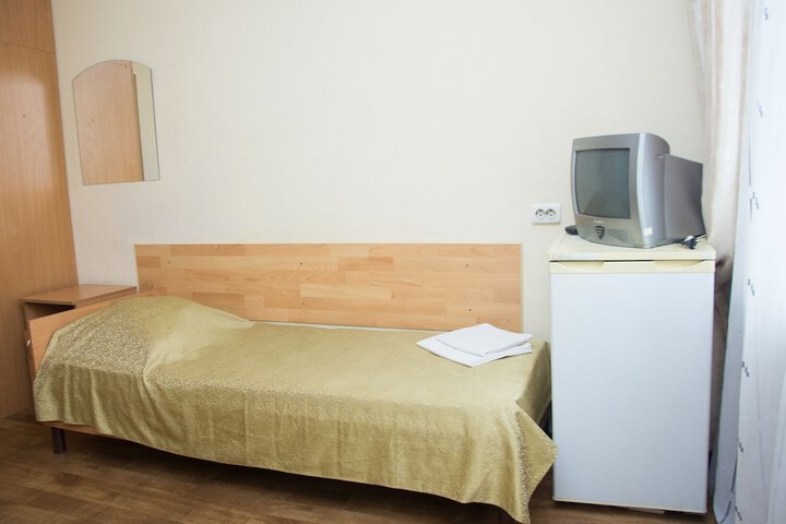 Room 6 of 12